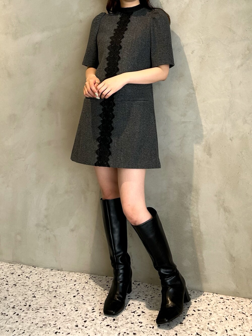 グレー系のワンピースを着用したレディースの秋コーディネートの2枚目の写真