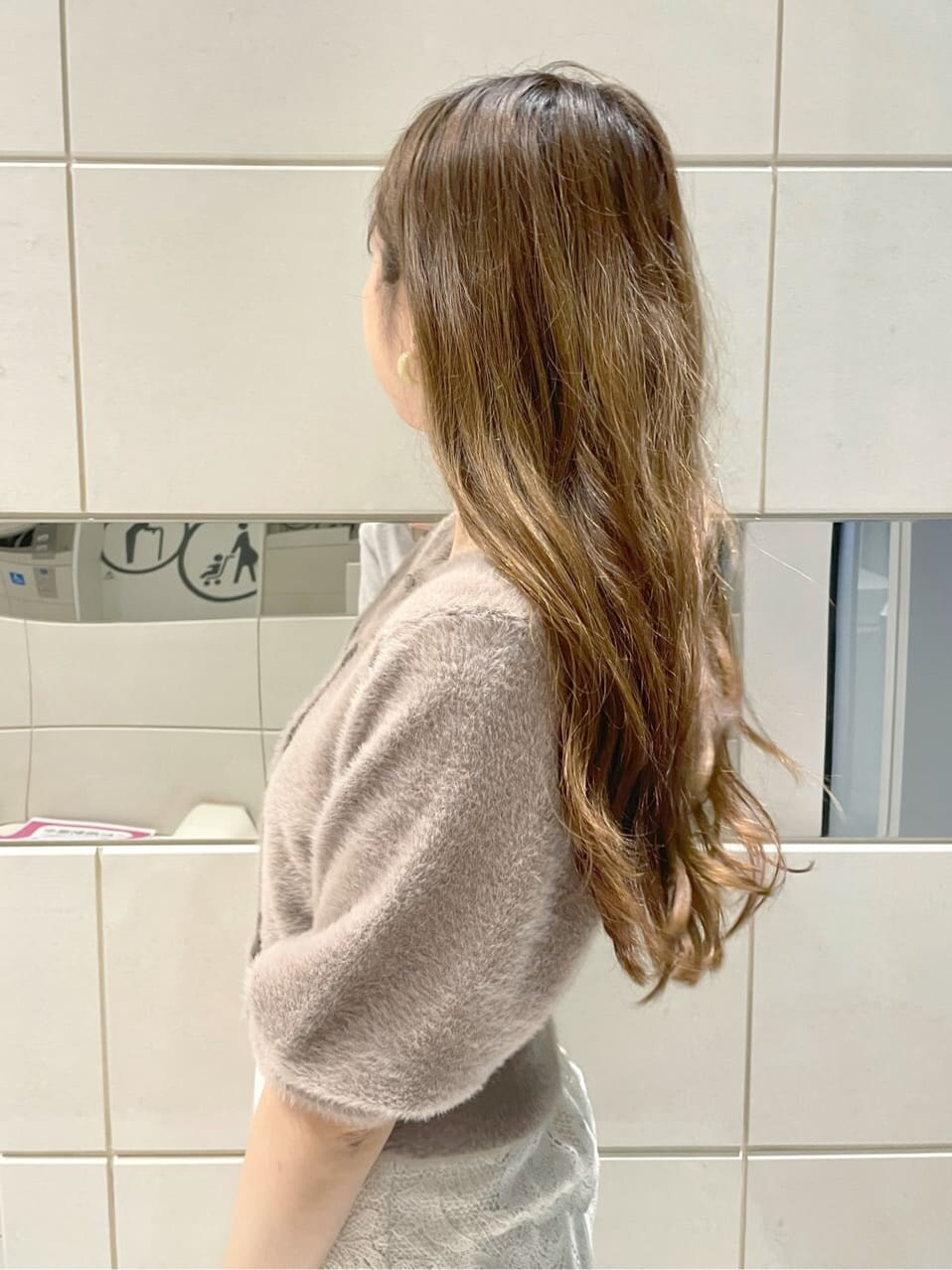 ホワイト系のスカート、ブラウン系のその他シューズ、ブラウン系のカーディガン/ボレロを着用したレディースの夏コーディネートの5枚目の写真