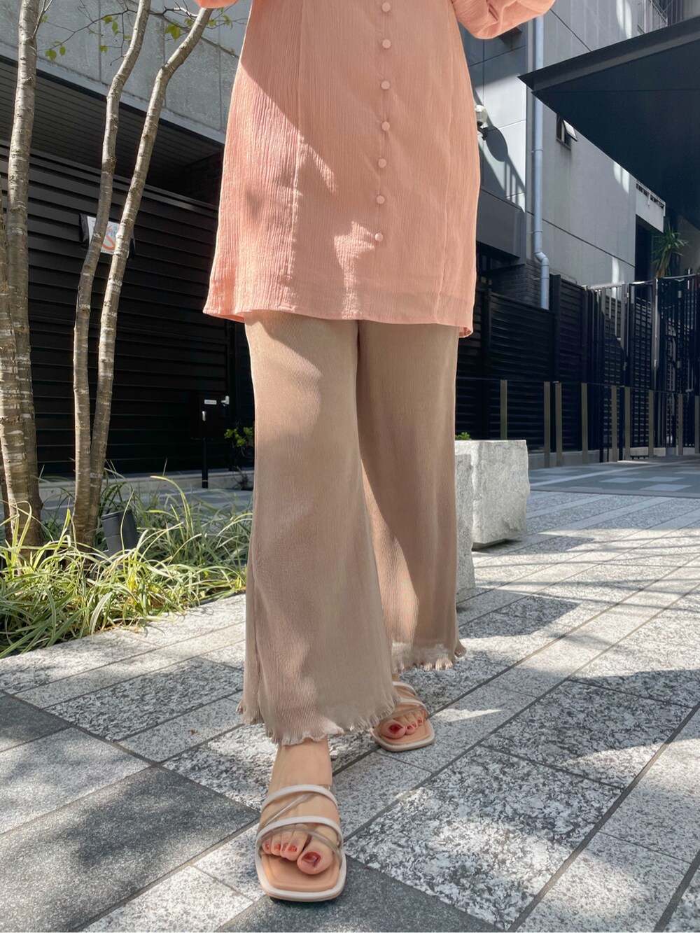 ピンク系のワンピース、ベージュ系のその他パンツ、ベージュ系のサンダルを着用したレディースの春コーディネートの6枚目の写真