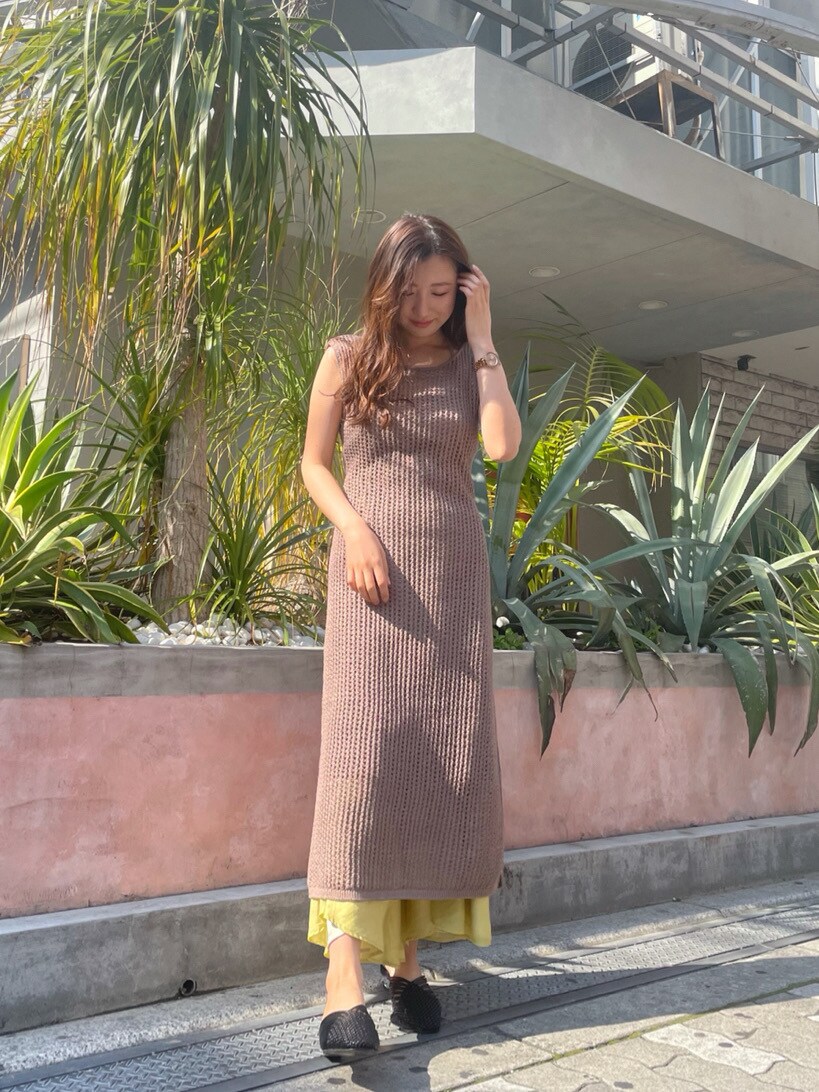 ブラウン系のワンピース、イエロー系のその他パンツ、ベージュ系のトートバッグを着用したレディースの春コーディネートの3枚目の写真