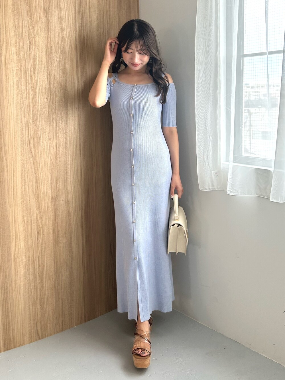 ブルー系のワンピースを着用したレディースの秋コーディネートの2枚目の写真