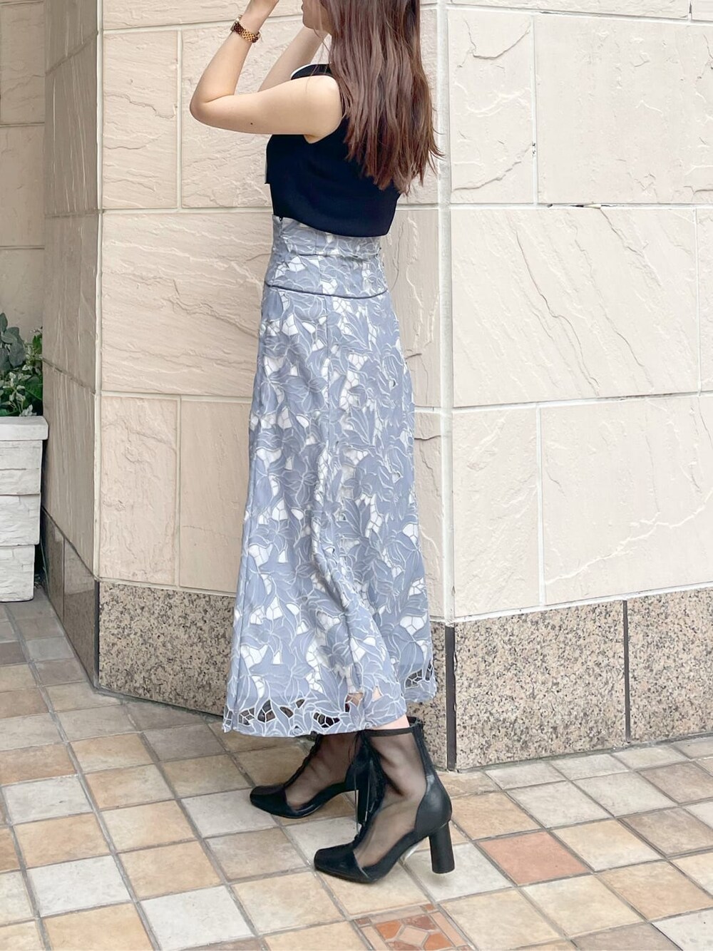 ブラック系のライダースジャケット、ブラック系のその他シューズ、ブラック系のニット/セーターを着用したレディースの春コーディネートの2枚目の写真