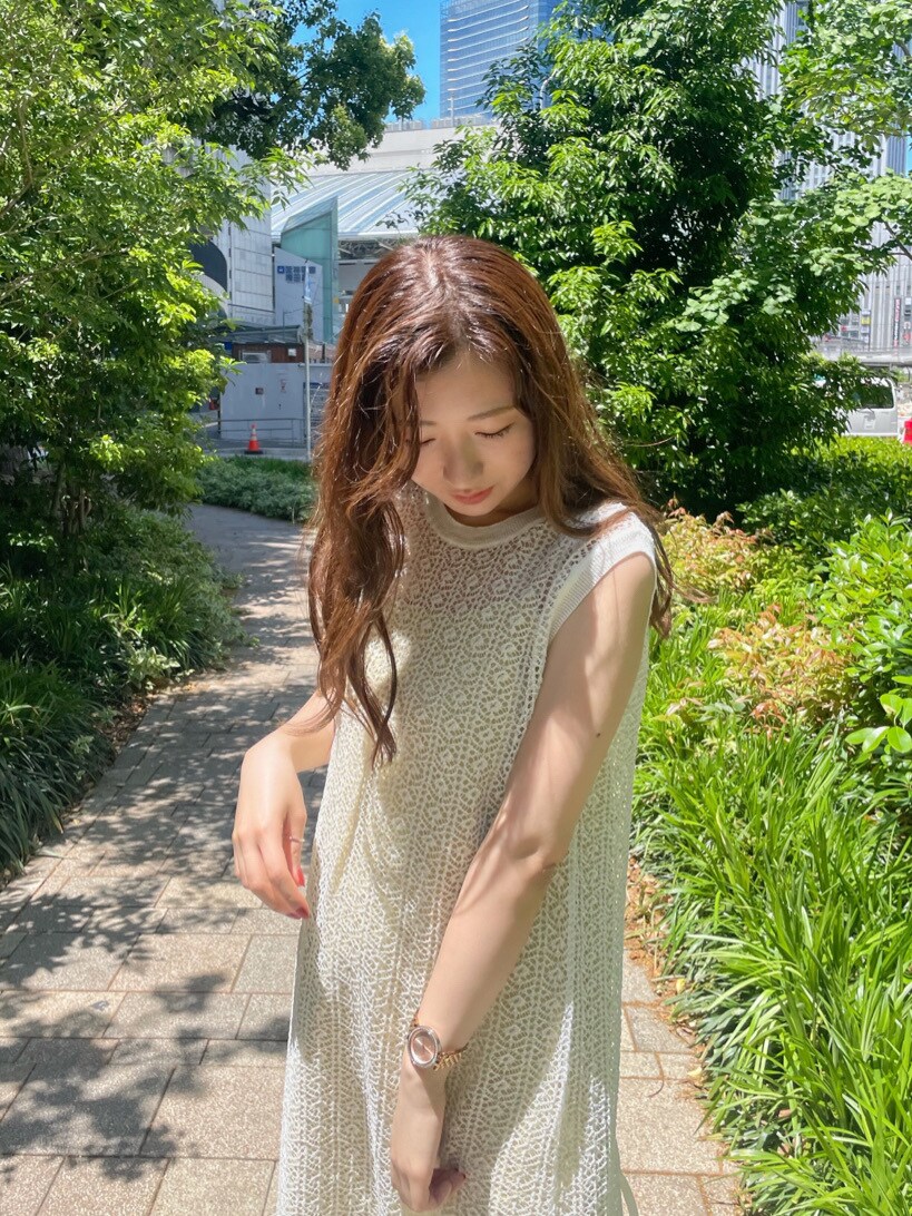 ホワイト系のワンピースを着用したレディースの春コーディネートの3枚目の写真