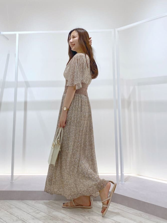 「マーキュリーデュオ、MERCURYDUO、キレイめ、選抜」｜「MERCURYDUOの異素材チューブフラットサンダル（サンダル、ベージュ系）」を使った、eriさん（レディース・158cm）の夏コーディネートの2枚目の写真