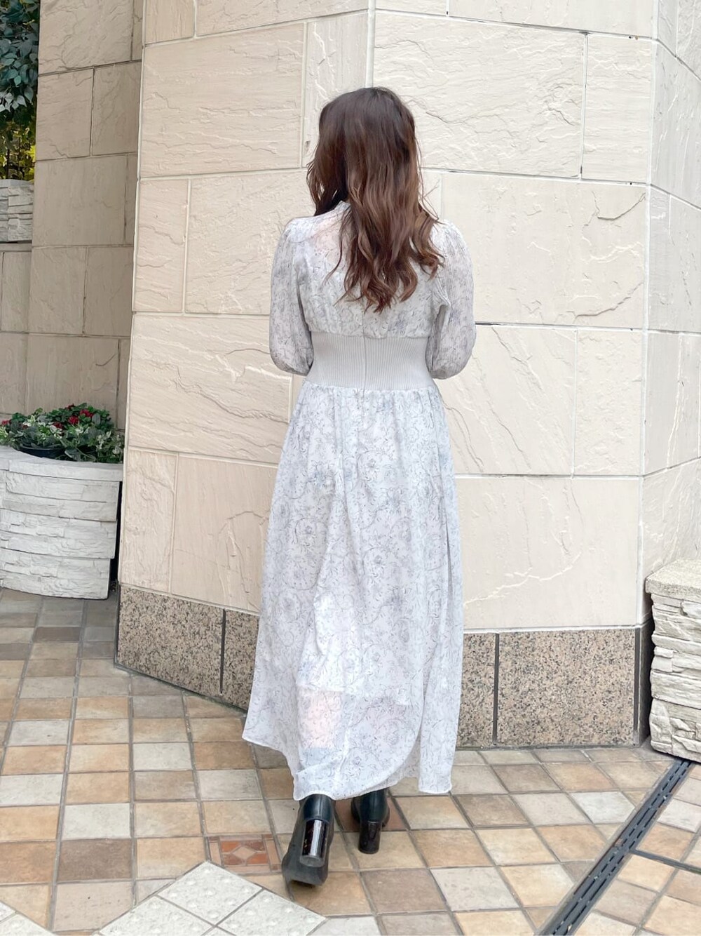 ホワイト系のワンピースを着用したレディースの冬コーディネートの2枚目の写真