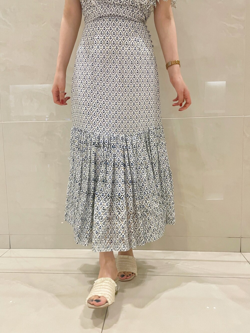 ホワイト系のサンダル、ブルー系のシャツ/ブラウス、ブルー系のスカートを着用したレディースの春コーディネートの6枚目の写真