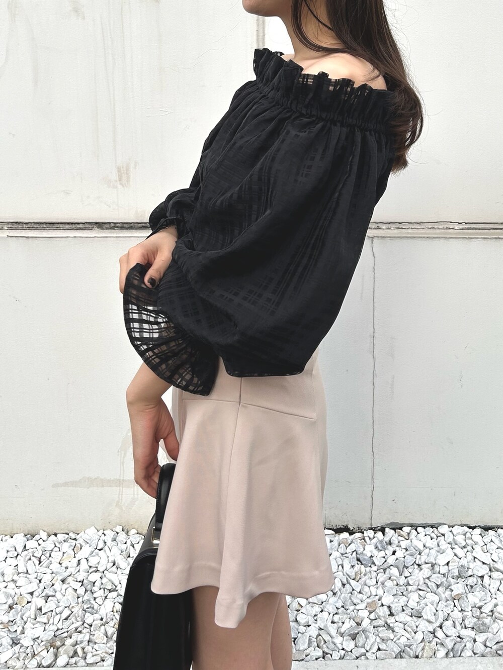 ブラック系のシャツ/ブラウス、ベージュ系のその他パンツ、ブラック系のハンドバッグを着用したレディースの冬コーディネートの5枚目の写真