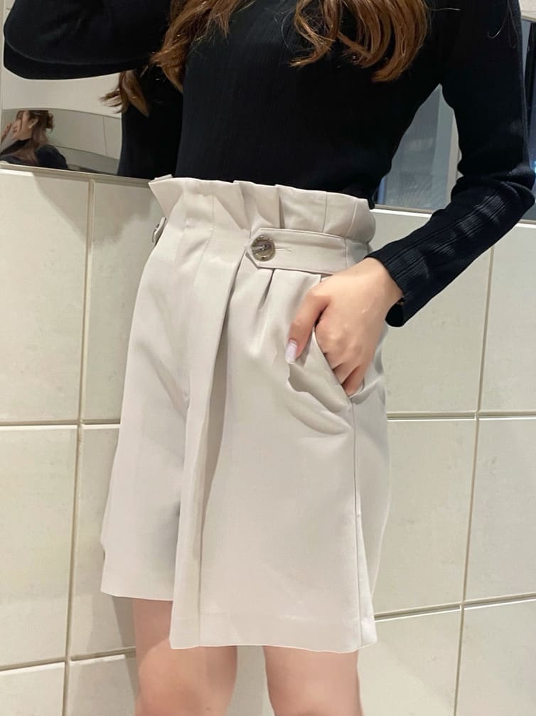 ベージュ系のその他パンツ、ブラック系のブーツ、ベージュ系のテーラードジャケットを着用したレディースの秋コーディネートの8枚目の写真