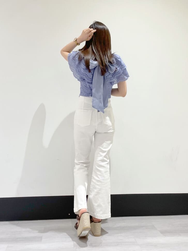 ブルー系のシャツ/ブラウス、ホワイト系のその他パンツ、ブラウン系のサンダルを着用したレディースの冬コーディネートの2枚目の写真