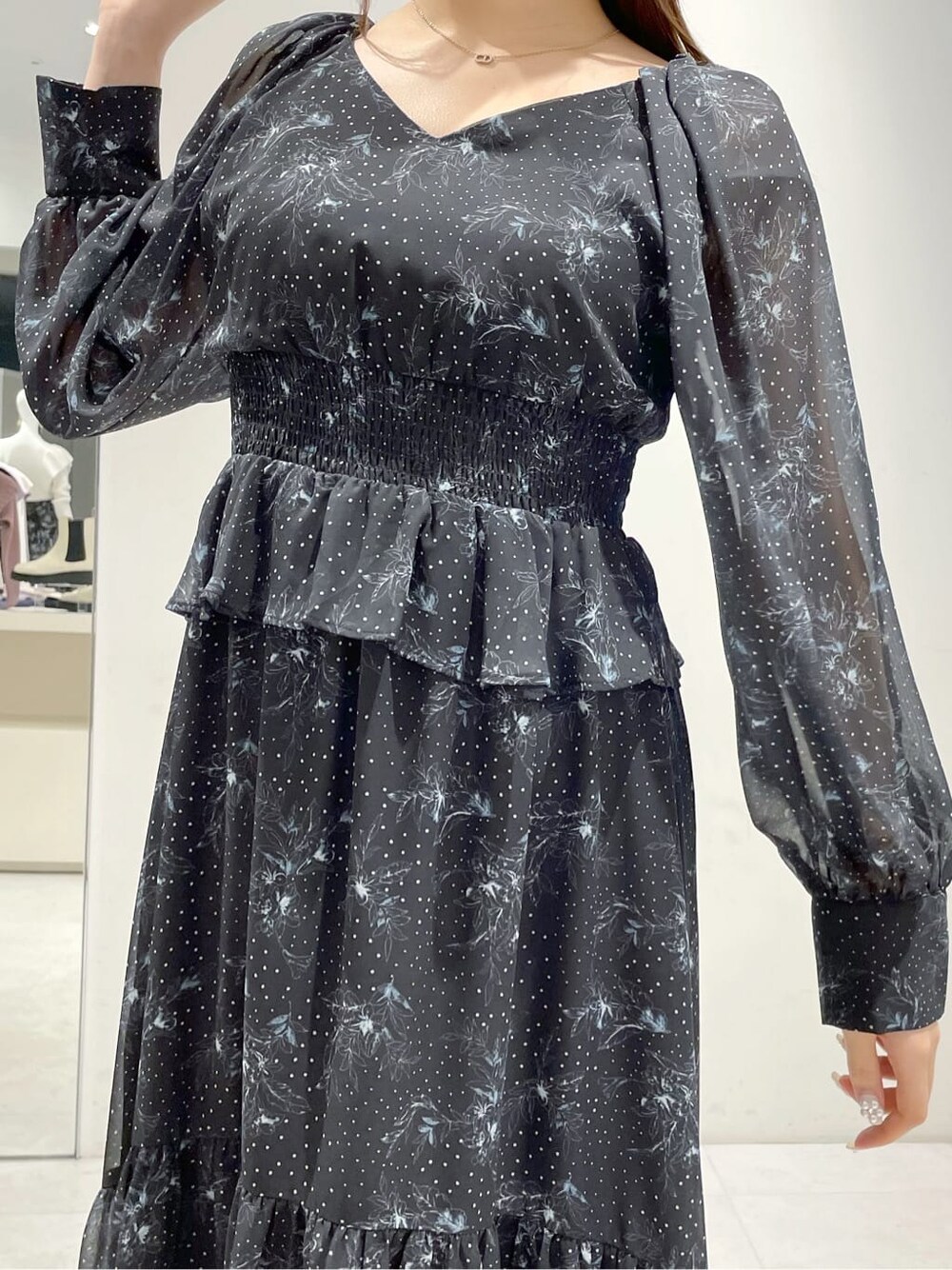 ブラック系のその他シューズ、ブラック系のワンピースを着用したレディースの冬コーディネートの5枚目の写真