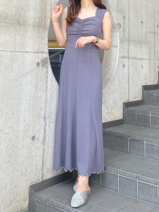 ブルー系のワンピースを着用したレディースの夏コーディネートの3枚目の写真