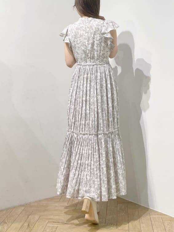 グレー系のワンピースを着用したレディースの夏コーディネートの3枚目の写真