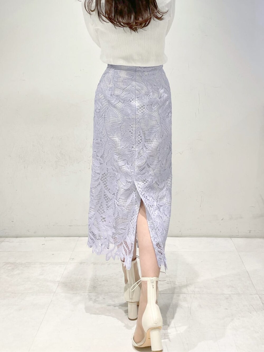 パープル系のスカート、ホワイト系のその他シューズ、ホワイト系のカーディガン/ボレロを着用したレディースの冬コーディネートの6枚目の写真