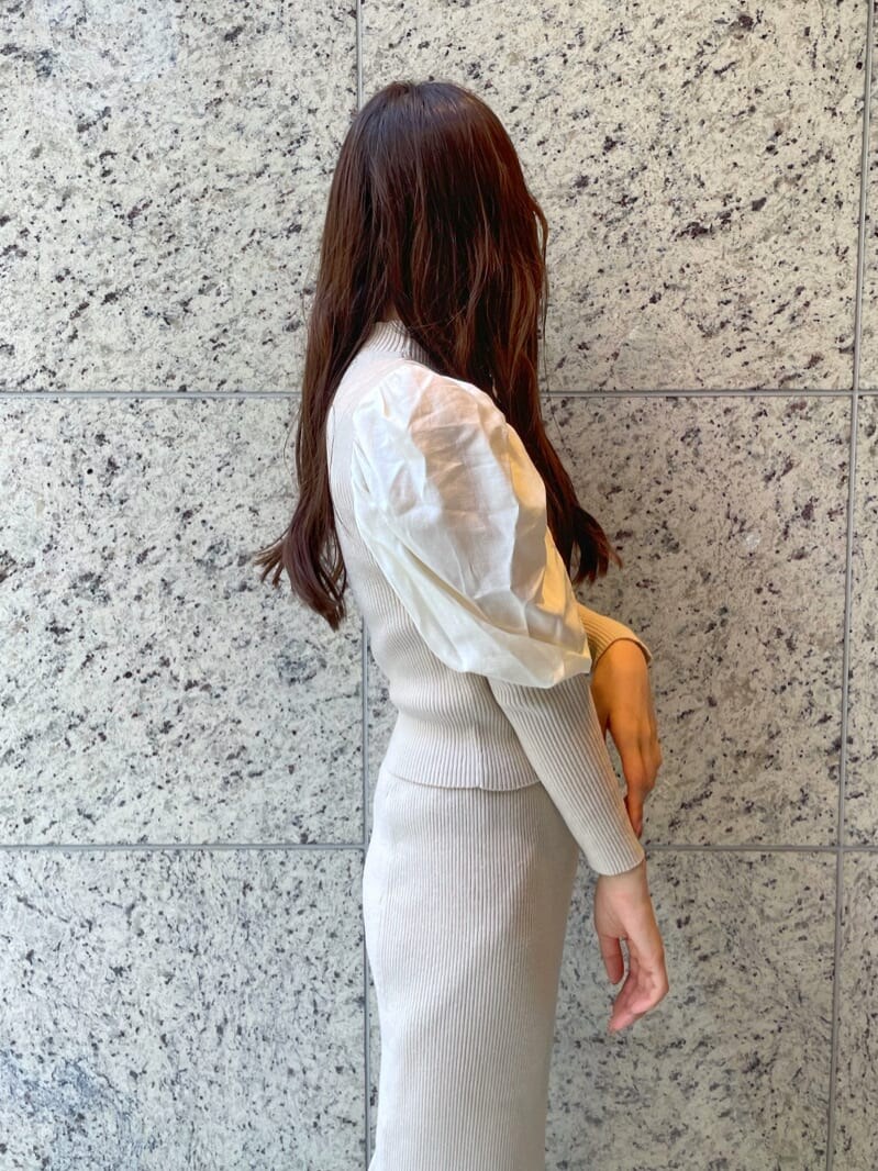 ブラウン系のその他シューズ、ピンク系の福袋/福箱を着用したレディースの秋コーディネートの9枚目の写真