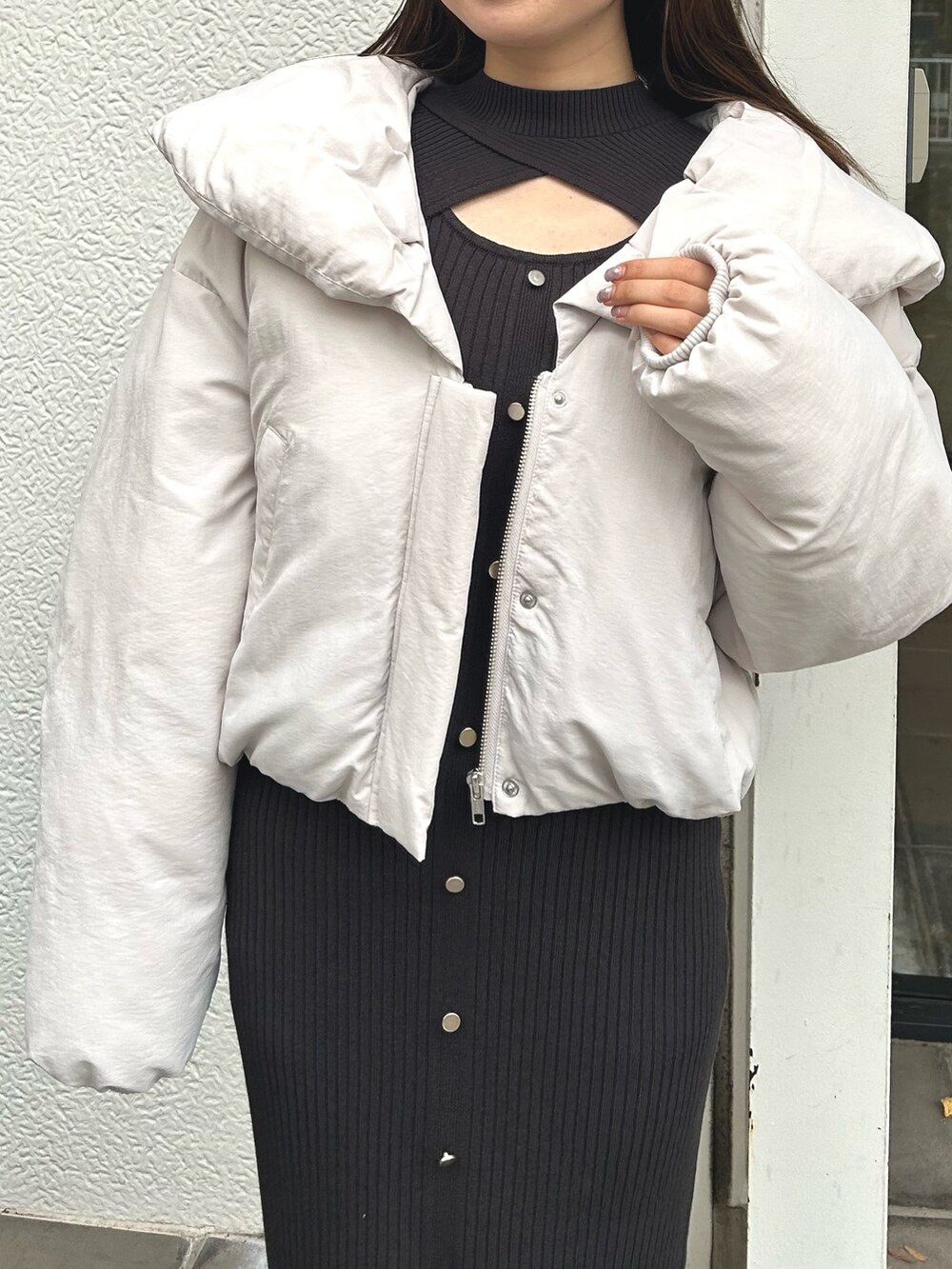 ブラウン系のブーツ、ピンク系のダウンジャケット/コート、グレー系のワンピースを着用したレディースの冬コーディネートの4枚目の写真