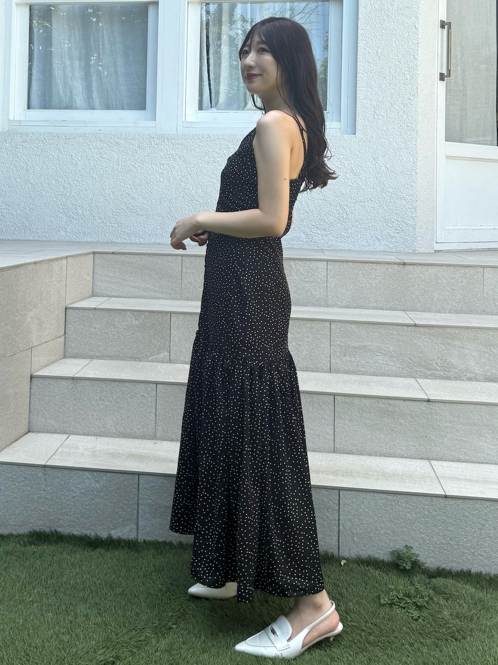 ブラック系のワンピースを着用したレディースの夏コーディネートの2枚目の写真