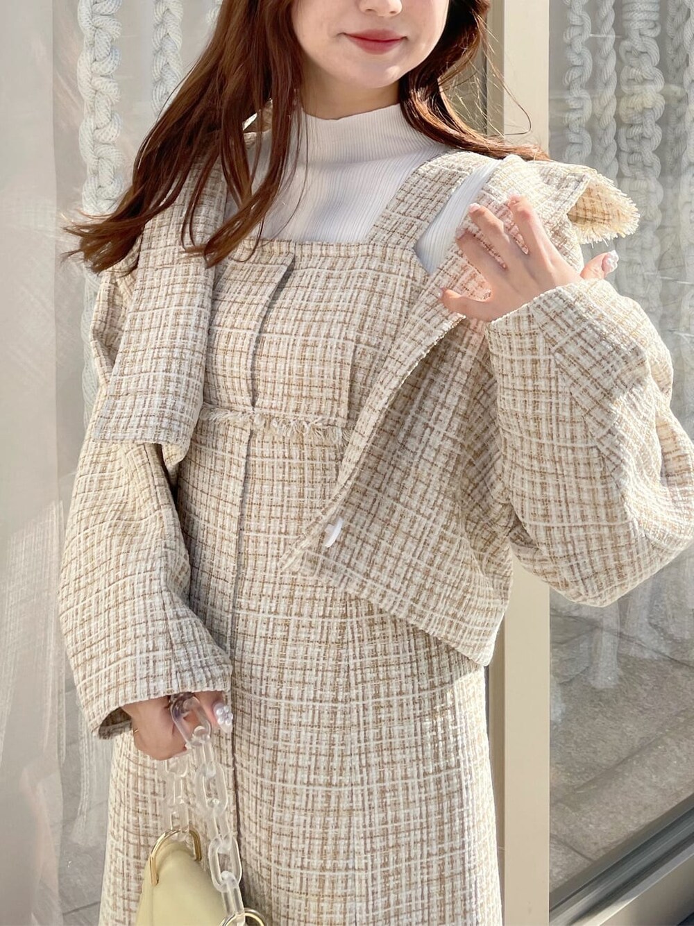 ホワイト系のニット/セーター、イエロー系のテーラードジャケット、イエロー系のワンピースを着用したレディースの冬コーディネートの4枚目の写真