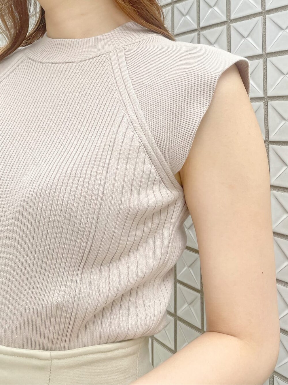 ベージュ系のニット/セーター、ベージュ系のサンダルを着用したレディースの夏コーディネートの6枚目の写真