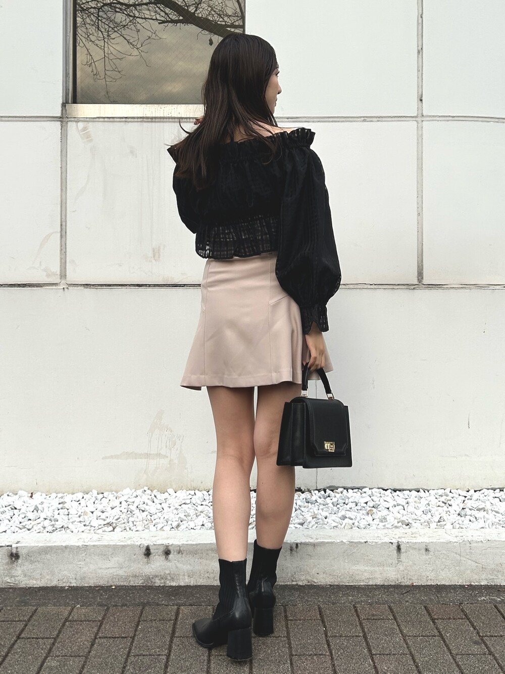 ブラック系のシャツ/ブラウス、ベージュ系のその他パンツ、ブラック系のハンドバッグを着用したレディースの冬コーディネートの4枚目の写真