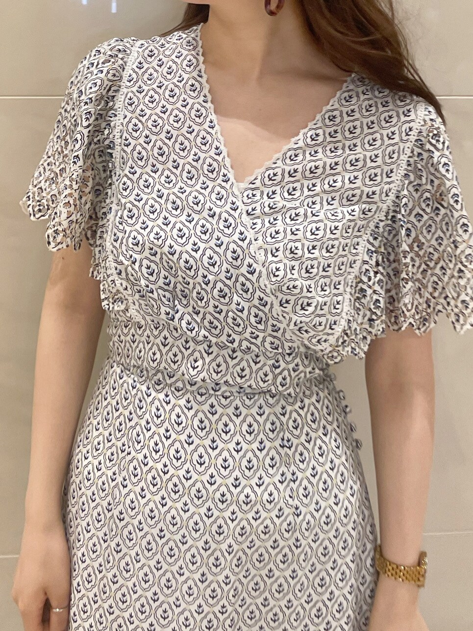 ホワイト系のサンダル、ブルー系のシャツ/ブラウス、ブルー系のスカートを着用したレディースの春コーディネートの4枚目の写真