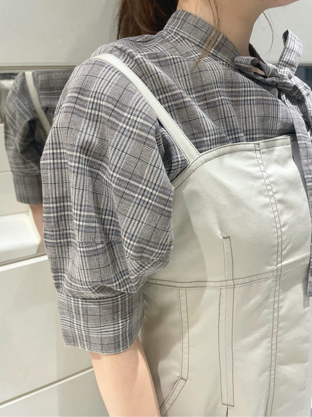 ベージュ系のワンピース、その他のシャツ/ブラウス、ブラウン系のその他シューズを着用したレディースの夏コーディネートの7枚目の写真