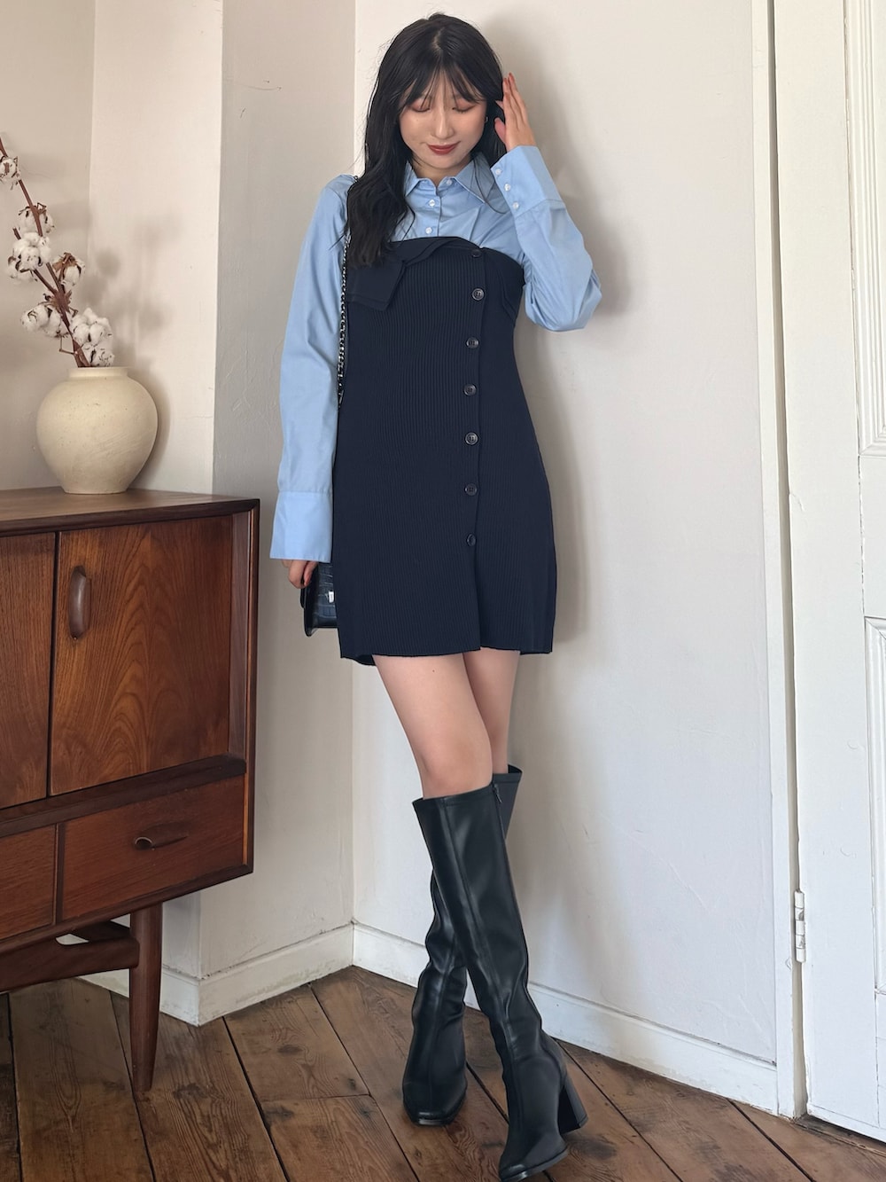 ブルー系のワンピース、ブラック系のブーツを着用したレディースの秋コーディネートの3枚目の写真