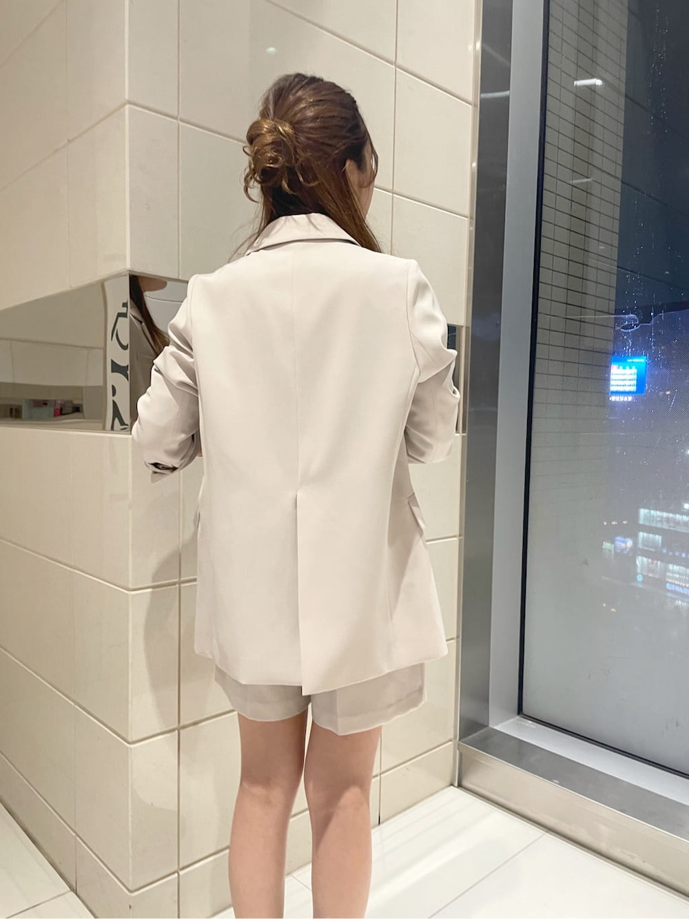 ベージュ系のその他パンツ、ブラック系のブーツ、ベージュ系のテーラードジャケットを着用したレディースの秋コーディネートの6枚目の写真