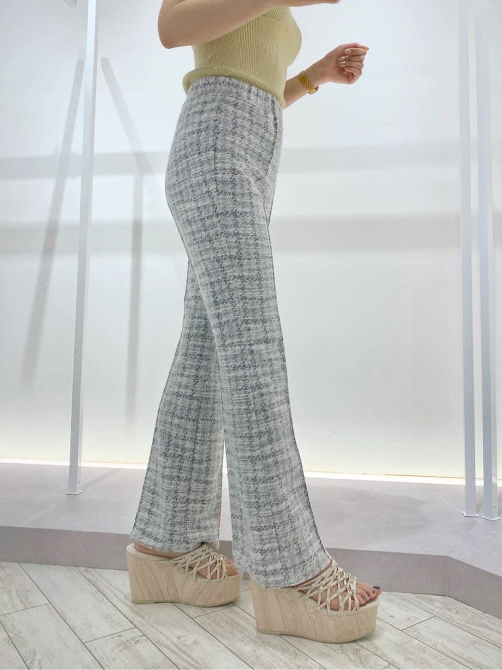 ホワイト系のサンダル、その他のその他パンツ、イエロー系のニット/セーターを着用したレディースの夏コーディネートの8枚目の写真