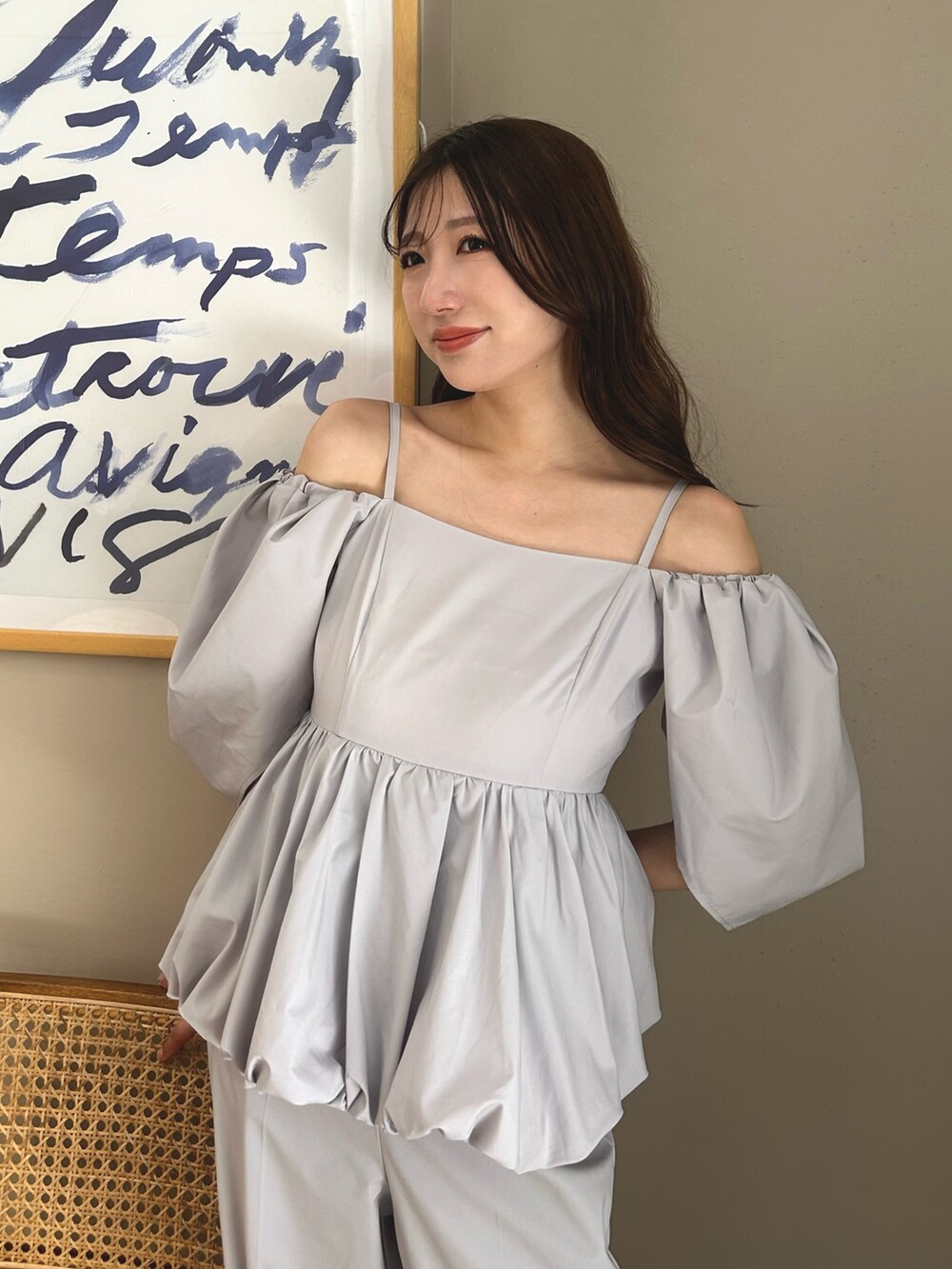 グレー系のサロペット/オーバーオール、ホワイト系のパンプスを着用したレディースの冬コーディネートの7枚目の写真