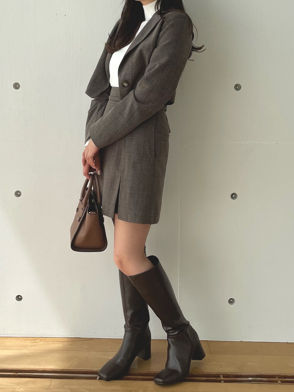 ブラウン系のテーラードジャケット、ブラウン系のその他パンツ、ブラウン系のブーツを着用したレディースの夏コーディネートの3枚目の写真