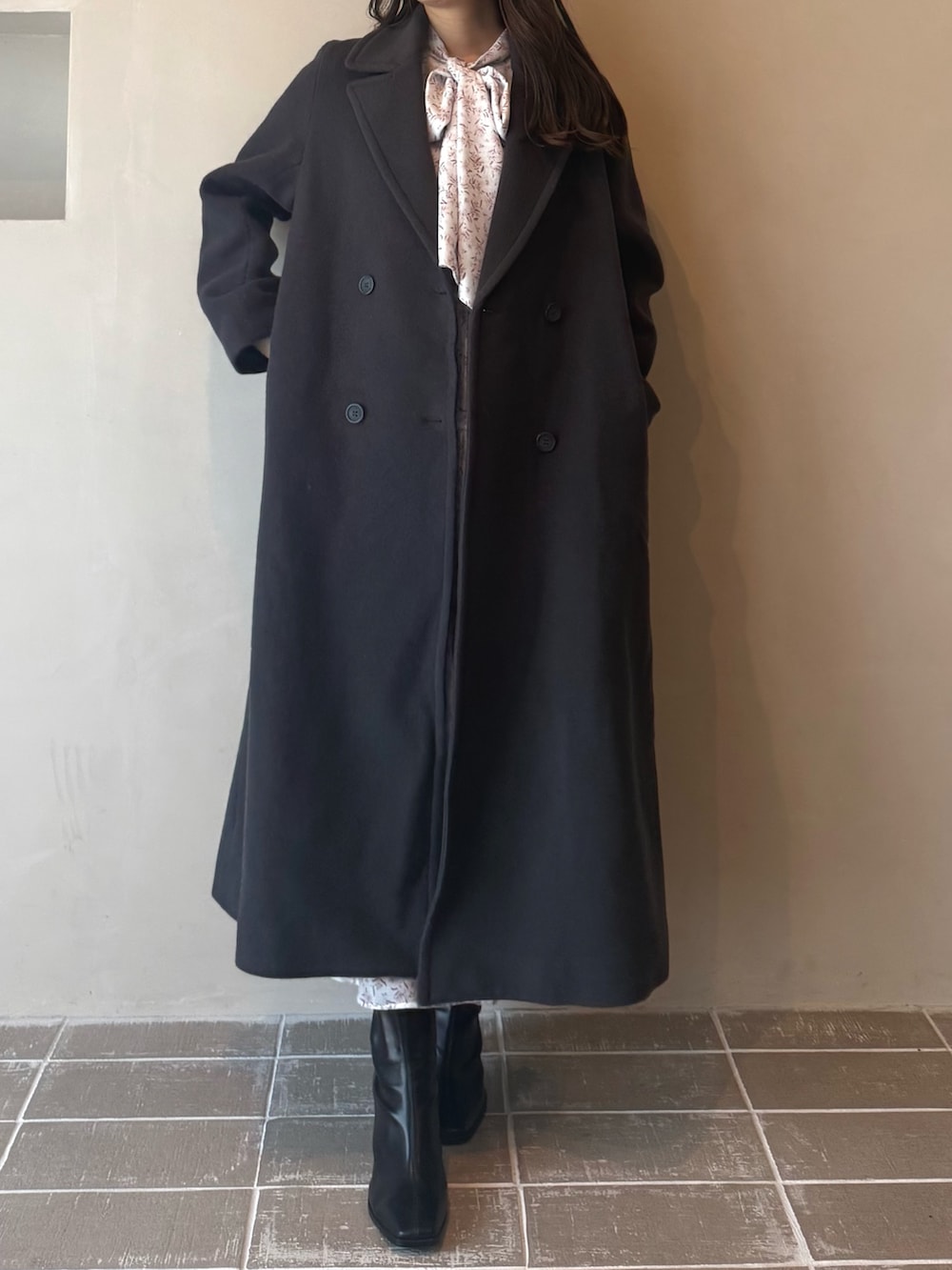 グレー系のチェスターコート、ブラック系のブーツを着用したレディースの夏コーディネートの3枚目の写真