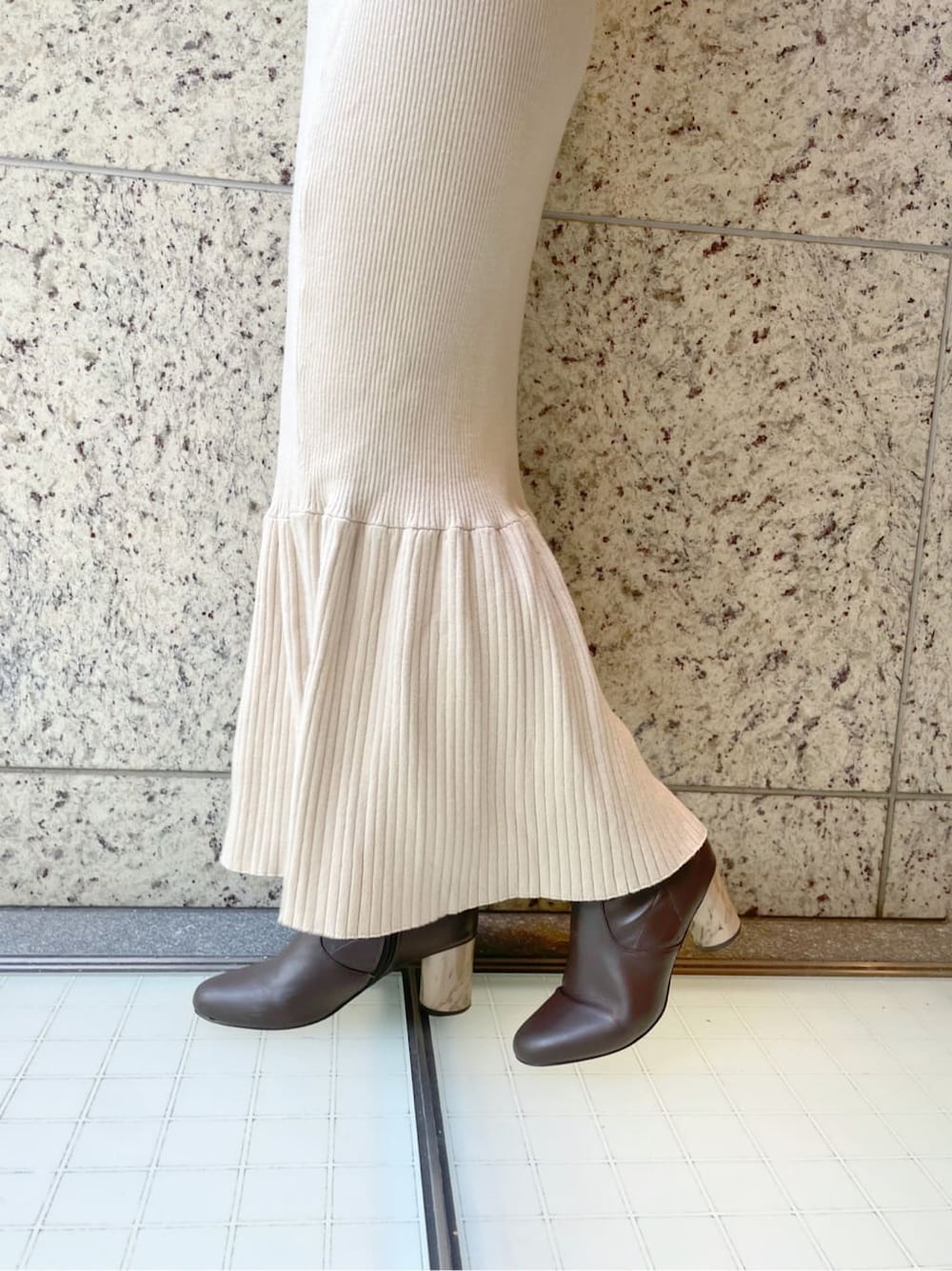 ブラウン系のその他シューズ、ピンク系の福袋/福箱を着用したレディースの秋コーディネートの10枚目の写真