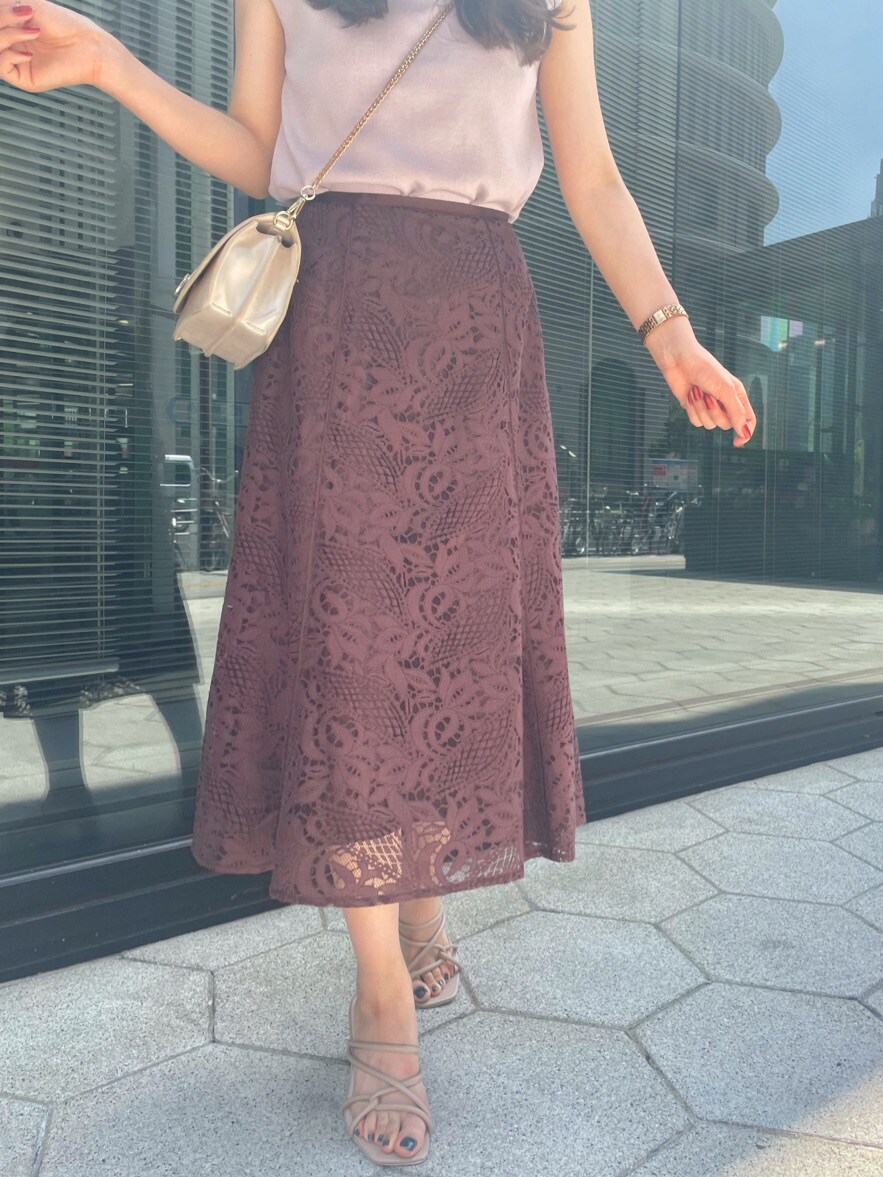 ベージュ系のサンダル、ブラウン系のスカート、ピンク系のニット/セーターを着用したレディースの春コーディネートの5枚目の写真