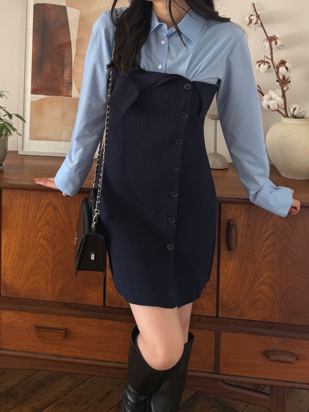 ブルー系のワンピース、ブラック系のブーツを着用したレディースの秋コーディネートの5枚目の写真