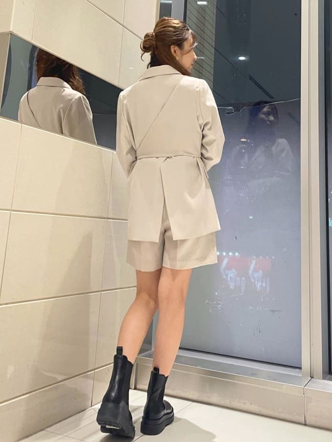 ベージュ系のその他パンツ、ブラック系のブーツ、ベージュ系のテーラードジャケットを着用したレディースの秋コーディネートの2枚目の写真