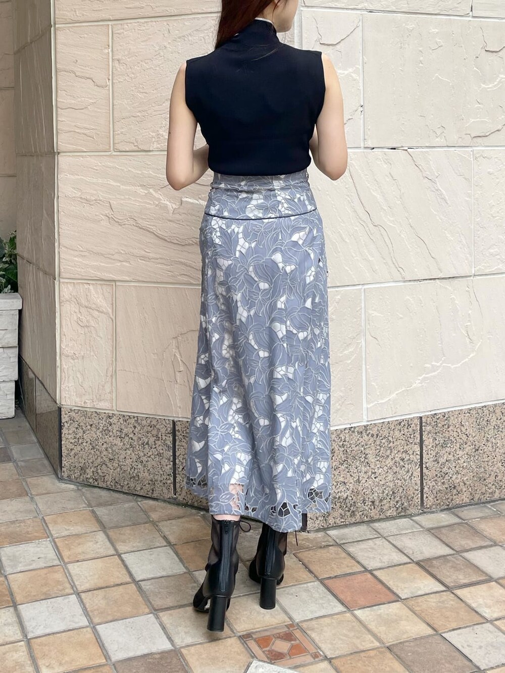 ブラック系のライダースジャケット、ブラック系のその他シューズ、ブラック系のニット/セーターを着用したレディースの春コーディネートの3枚目の写真