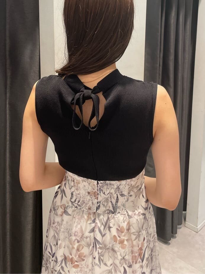 ホワイト系のサンダル、ブラック系のワンピースを着用したレディースの夏コーディネートの4枚目の写真