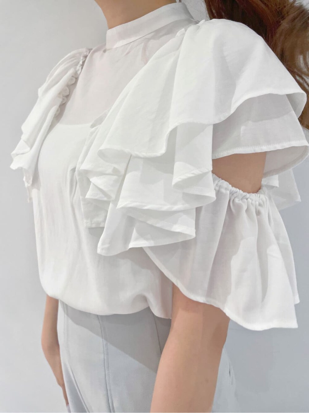 ホワイト系のシャツ/ブラウス、ブルー系のその他パンツ、ホワイト系のサンダルを着用したレディースの夏コーディネートの6枚目の写真