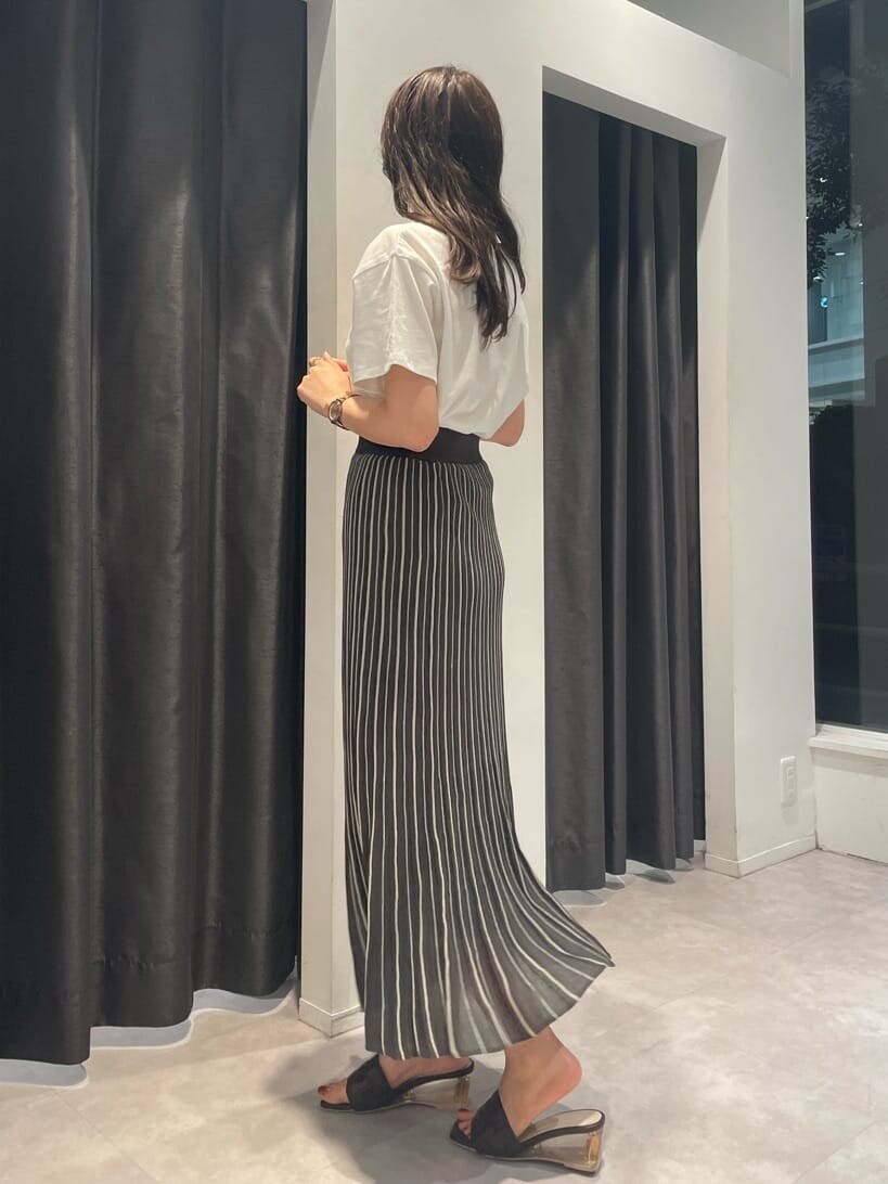 ブラウン系のサンダル、グレー系のワンピース、ホワイト系のTシャツ/カットソーを着用したレディースの夏コーディネートの2枚目の写真