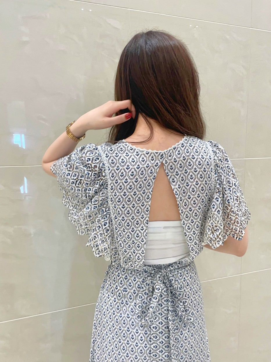 ホワイト系のサンダル、ブルー系のシャツ/ブラウス、ブルー系のスカートを着用したレディースの春コーディネートの5枚目の写真