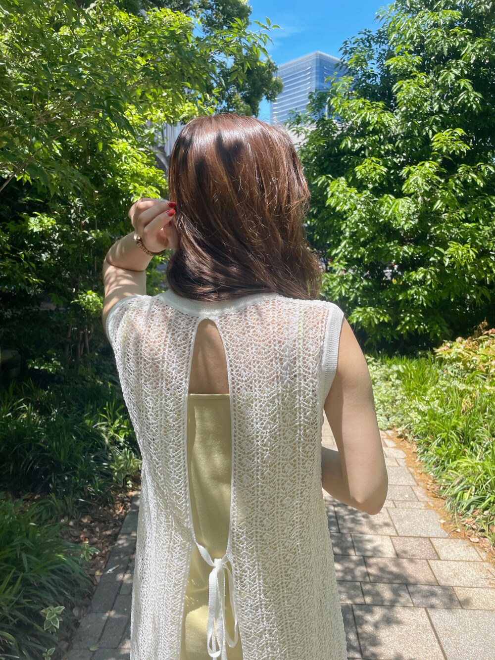 ホワイト系のワンピースを着用したレディースの春コーディネートの4枚目の写真