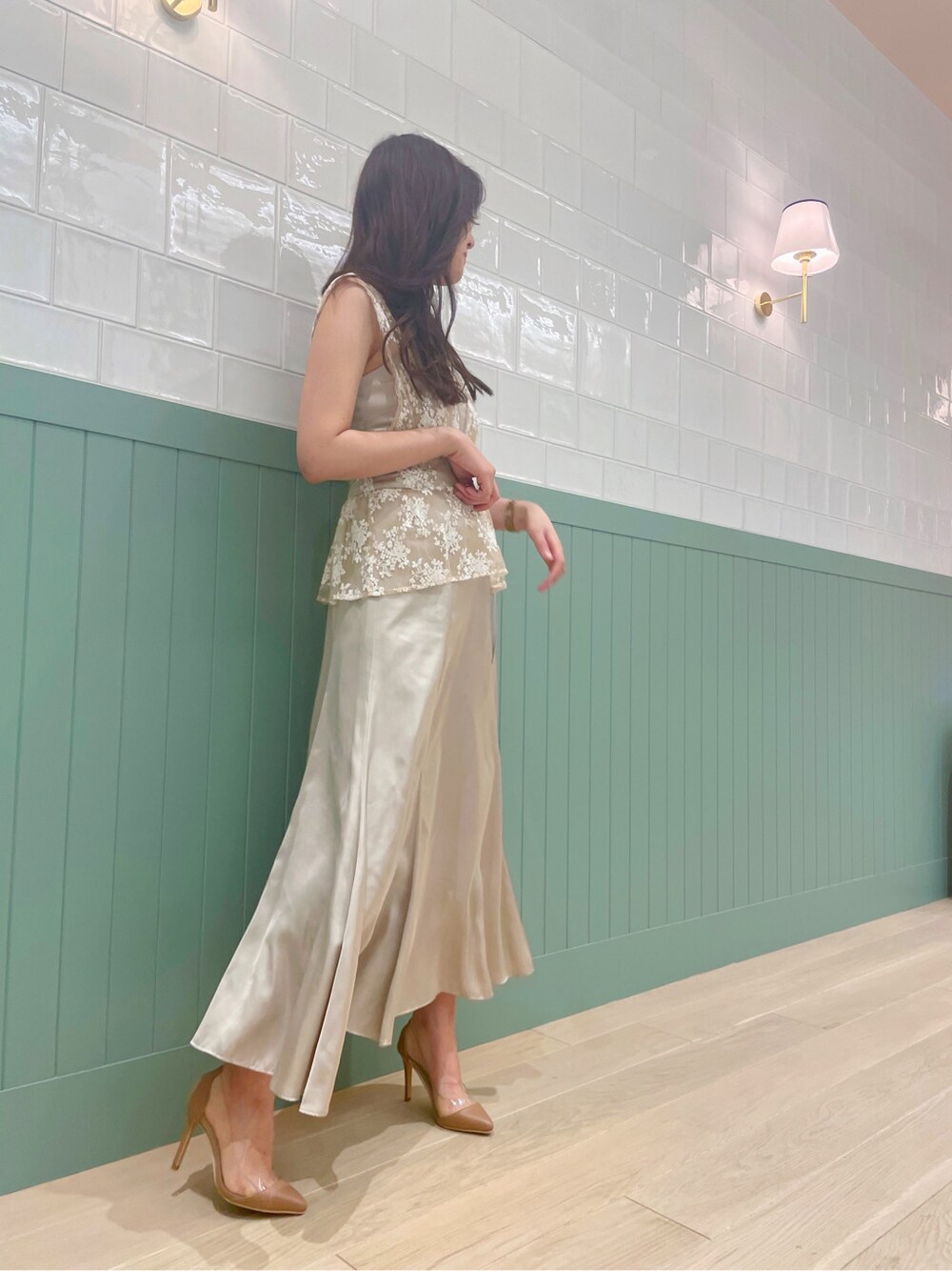 ベージュ系のパンプス、ベージュ系のワンピースを着用したレディースの春コーディネートの2枚目の写真