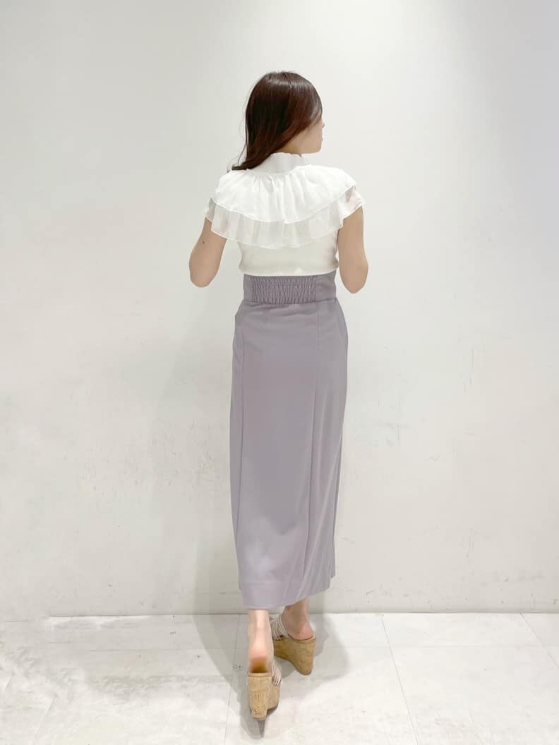 パープル系のスカート、その他のサンダル、ホワイト系のニット/セーターを着用したレディースの春コーディネートの3枚目の写真