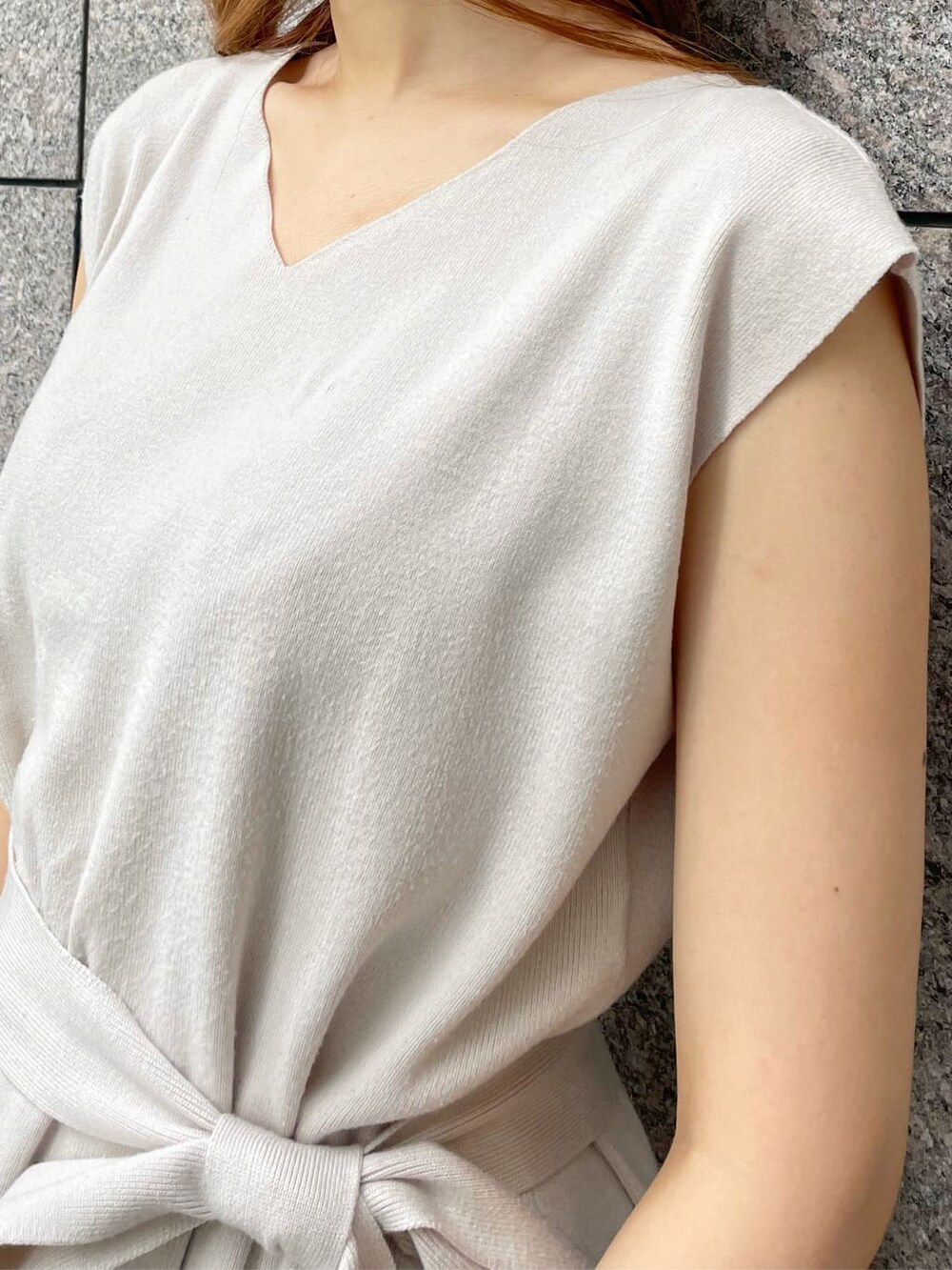 ホワイト系のワンピース、ブラック系のサンダルを着用したレディースの夏コーディネートの6枚目の写真