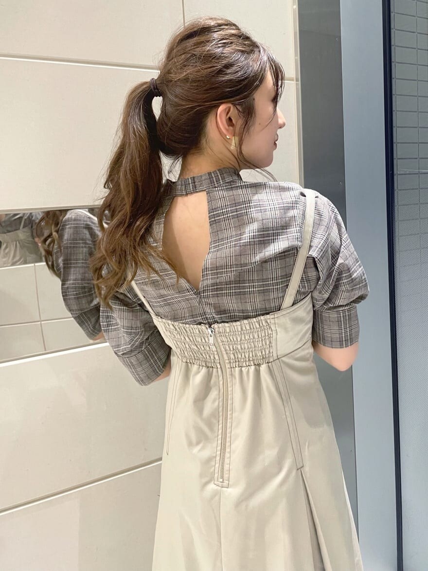 ベージュ系のワンピース、その他のシャツ/ブラウス、ブラウン系のその他シューズを着用したレディースの夏コーディネートの5枚目の写真