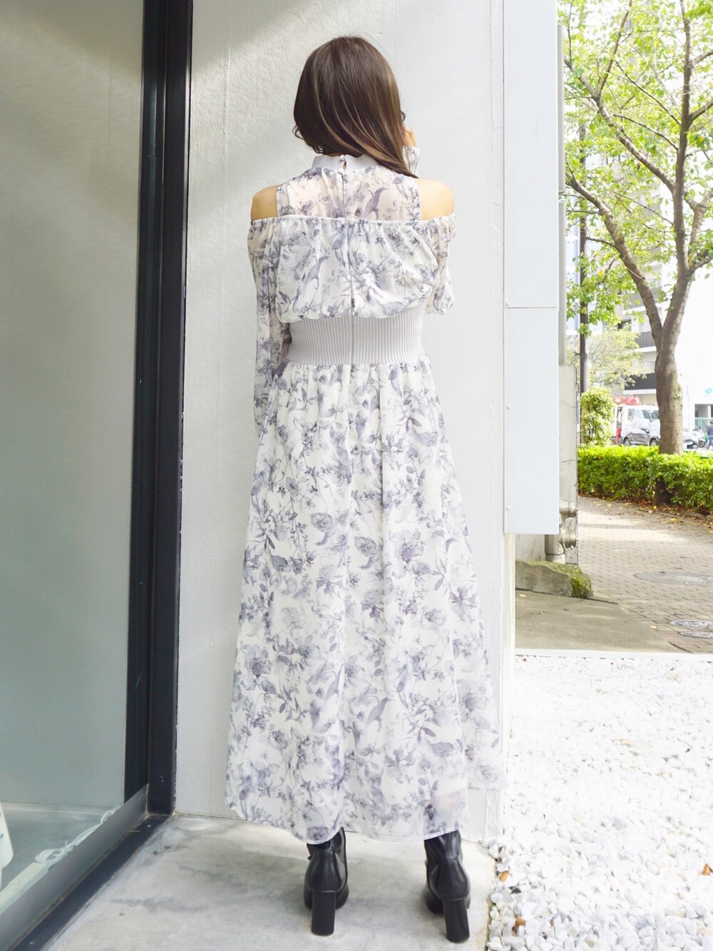 ブラック系のブーツ、ホワイト系のムートンコート、グレー系のワンピースを着用したレディースの冬コーディネートの2枚目の写真