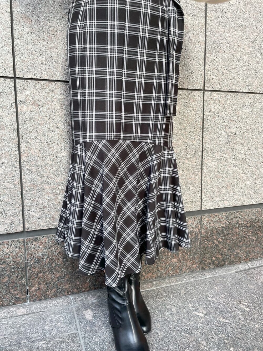 ブラック系のその他シューズ、ホワイト系のブルゾン、ホワイト系のニット/セーターを着用したレディースの秋コーディネートの7枚目の写真