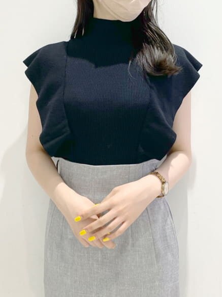 その他のサンダル、ブラウン系のスカート、ブラック系のニット/セーターを着用したレディースの夏コーディネートの4枚目の写真