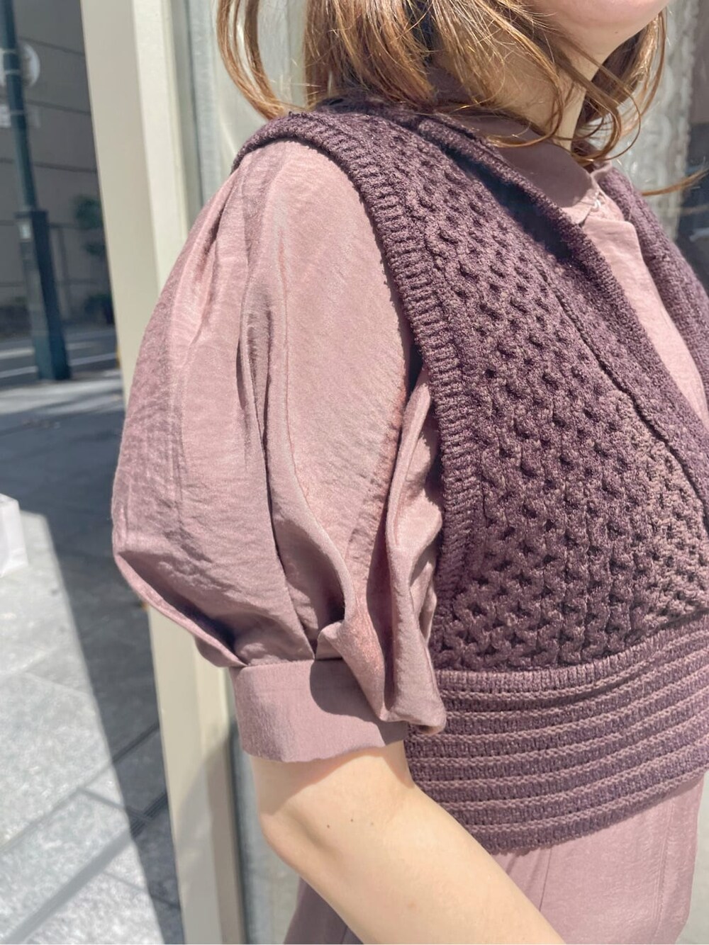 ブラウン系のワンピース、ホワイト系のサンダル、ブラウン系のニット/セーターを着用したレディースの秋コーディネートの7枚目の写真