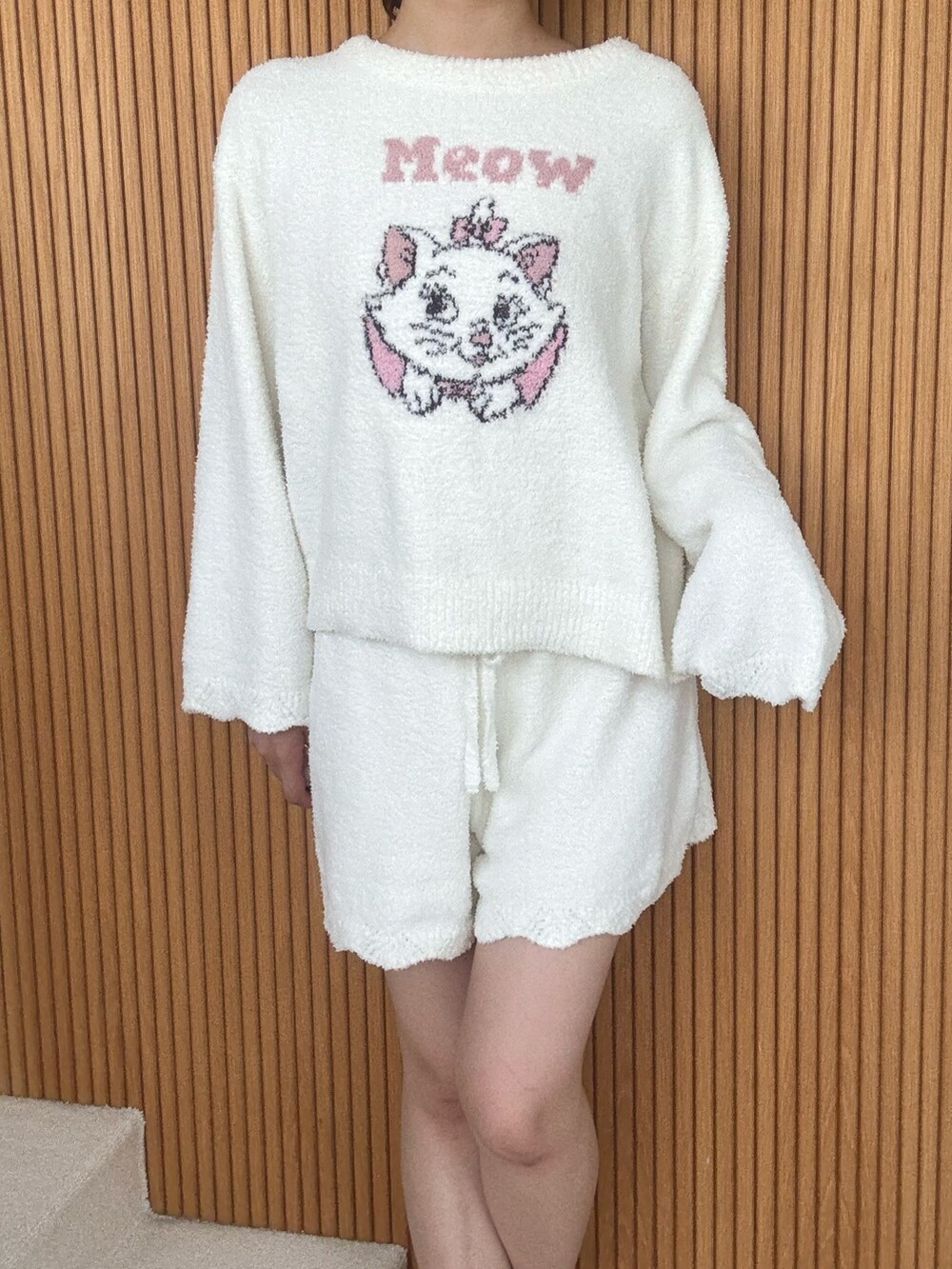 ホワイト系のルームウェア/パジャマを着用したレディースの秋コーディネートの3枚目の写真